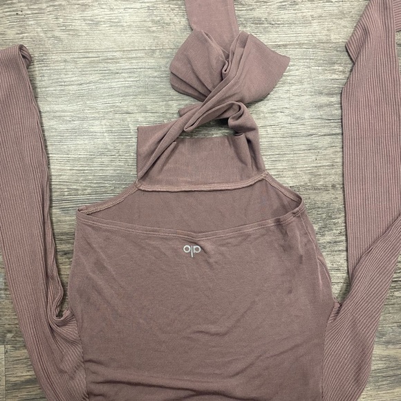 COPY - ALO Yoga crop top - Picture 6 of 7